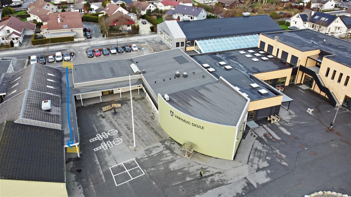 Dronebilde av Varhaug barneskule - Klikk for stort bilete