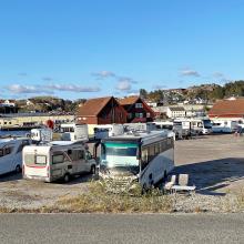 Foto frå bubilparkering i Sirevåg