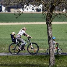 Kvinne med barn på sykkel