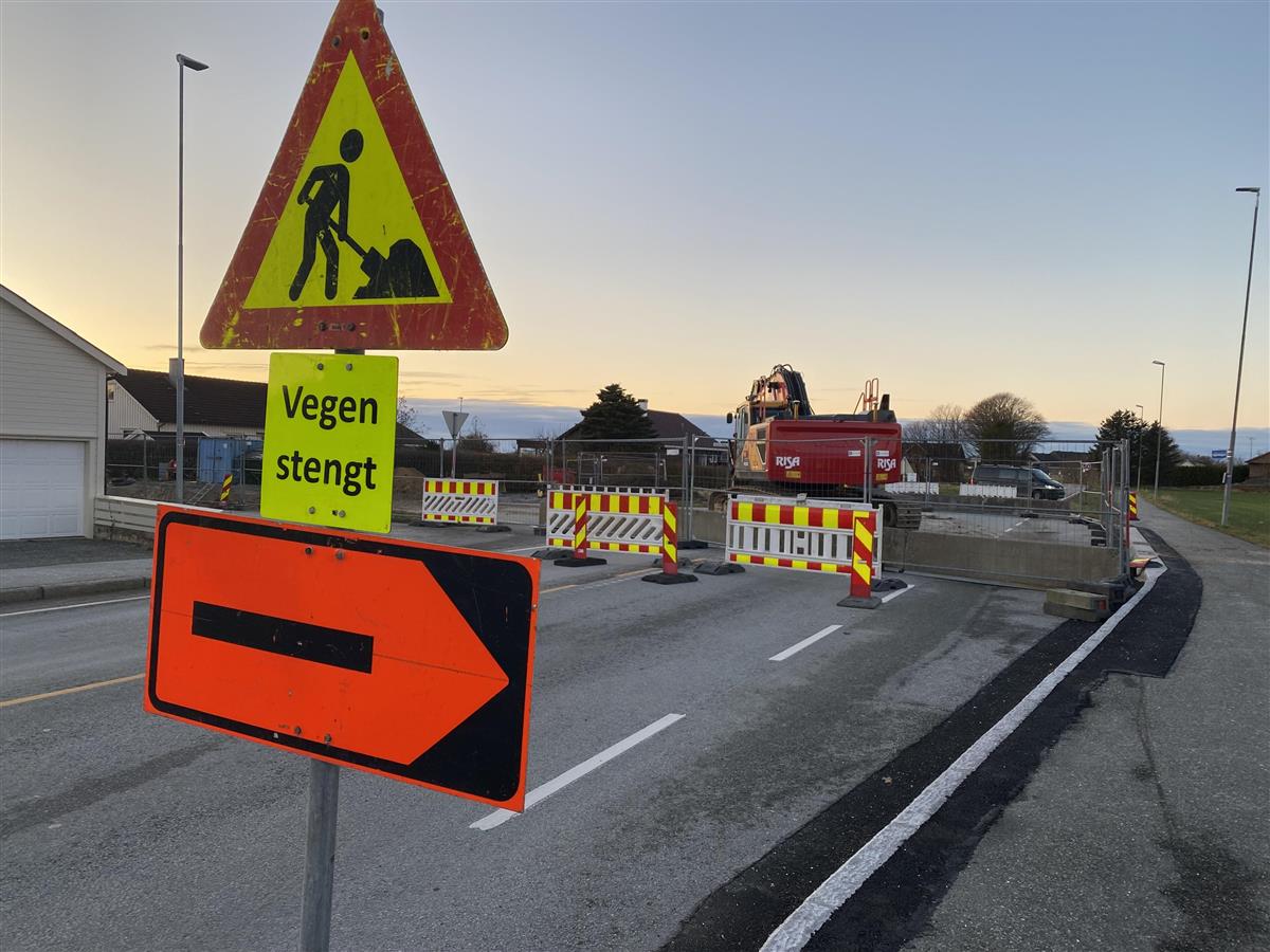 Skilt som viser stengt veg - Klikk for stort bilete