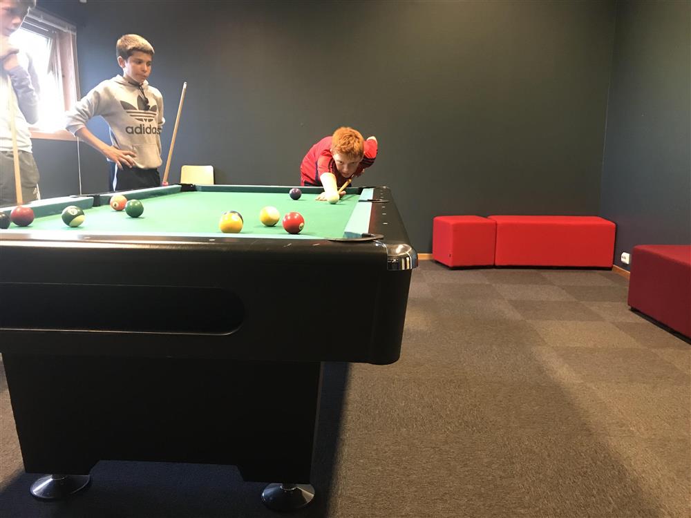 To gutter spiller biljard. Foto - Klikk for stort bilete