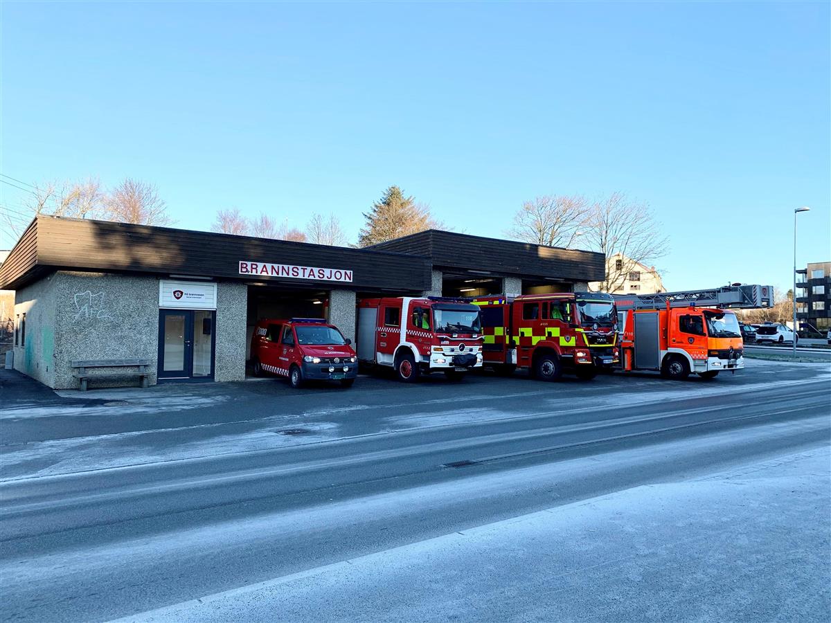 Nærbø brannstasjon med oppstilte biler - Klikk for stort bilete