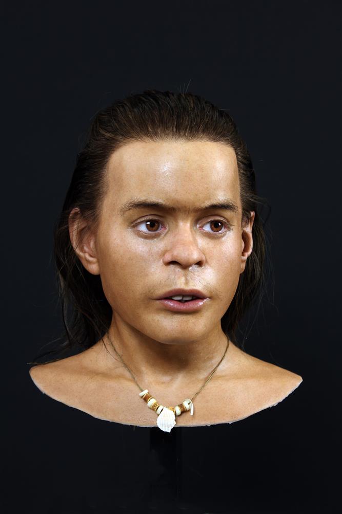 Viser arbeidet med å lage modellen av Vistegutten av modellmaker Oscar Nilsson - Klikk for stort bilete