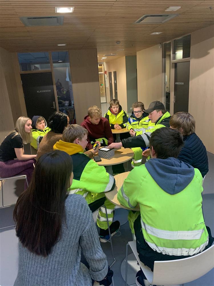 Mange ungdommer koser seg på klubben. Foto - Klikk for stort bilete