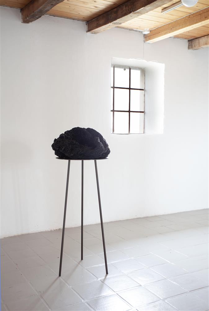 Kunstnar Hanne Friis og kunstnar Anne-Karin Furunes med utstillinga TIL FYRET. Installasjon, maleri, skulptur - Klikk for stort bilete