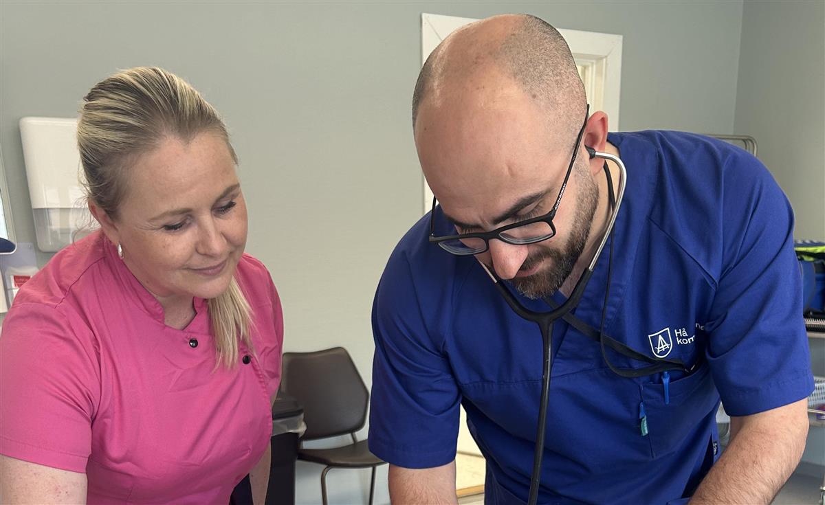 Lege og assistent i uniform hjelper pasient. Bilete er i forbindelse med at legetenesta i Hå kommune søker legekontor til leige. - Klikk for stort bilete