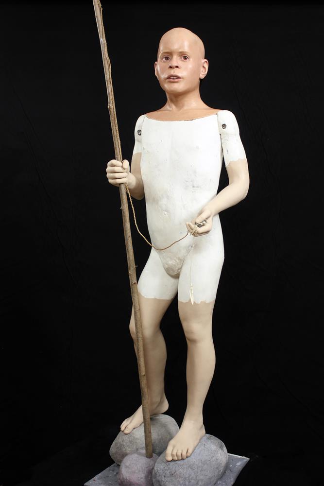 Viser arbeidet med å lage modellen av Vistegutten av modellmaker Oscar Nilsson - Klikk for stort bilete