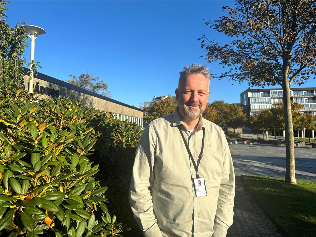Mann ved rådhus.foto - Klikk for stort bilete