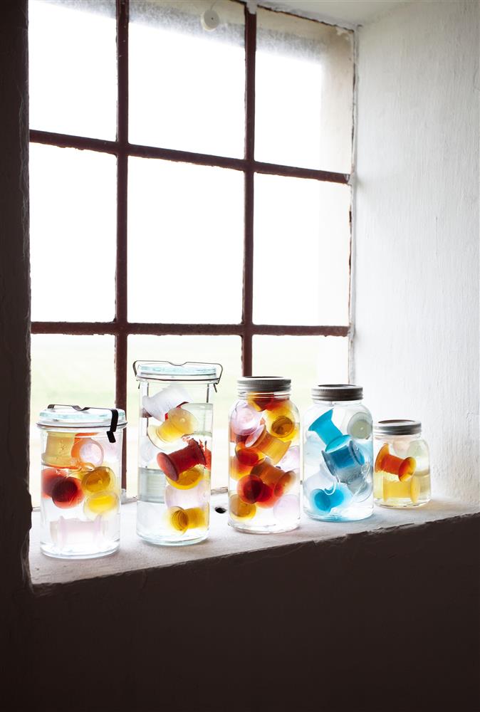 Gruppeutstilling med tittel OMSORG / CAREFUL med tema glass - Klikk for stort bilete