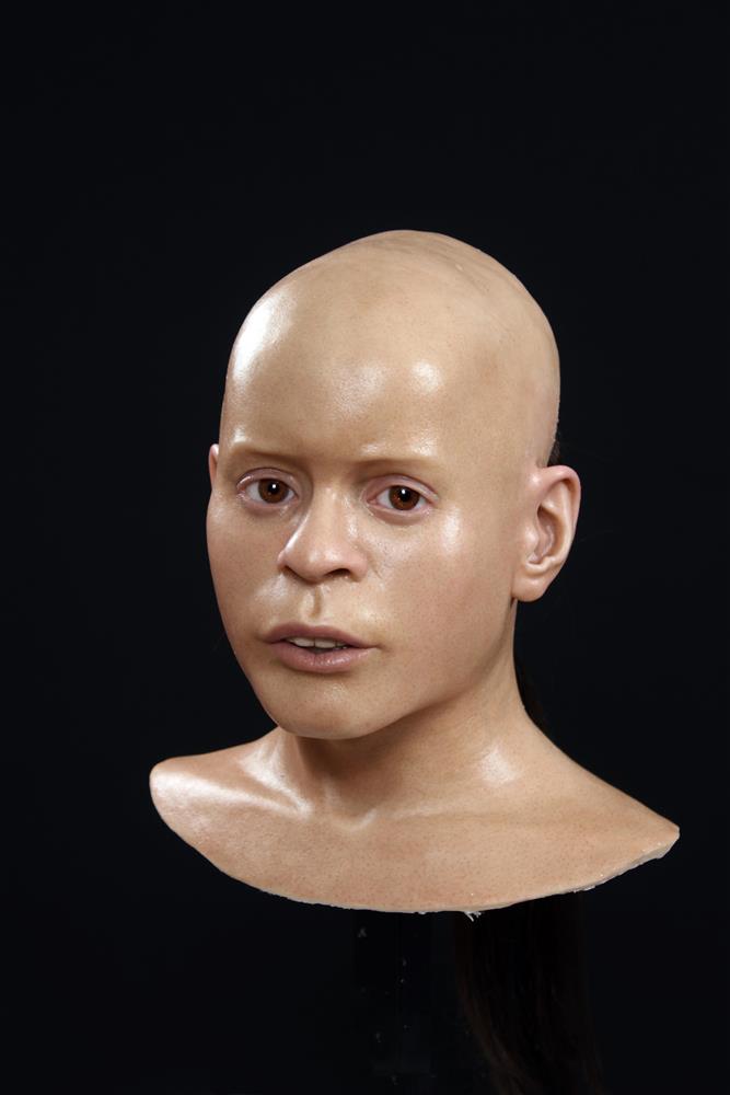 Viser arbeidet med å lage modellen av Vistegutten av modellmaker Oscar Nilsson - Klikk for stort bilete