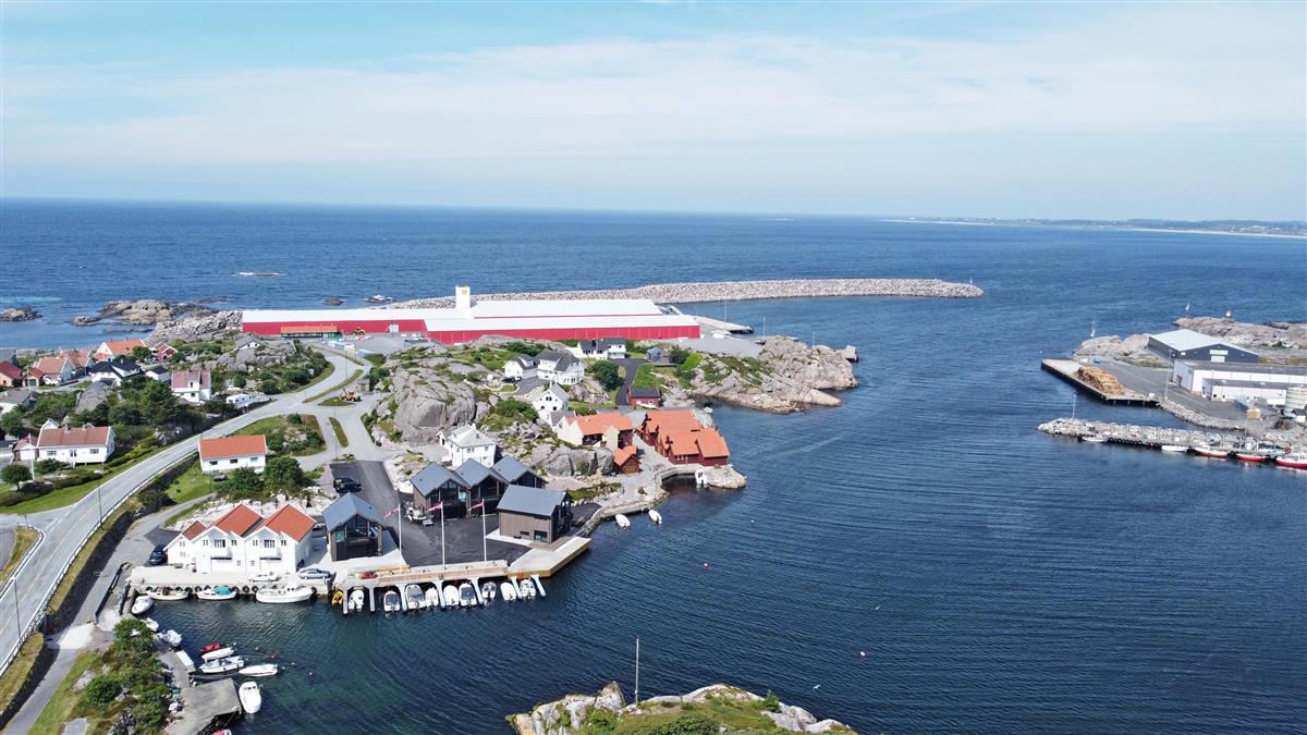 Dronefoto av Sirevåg. Foto - Klikk for stort bilete