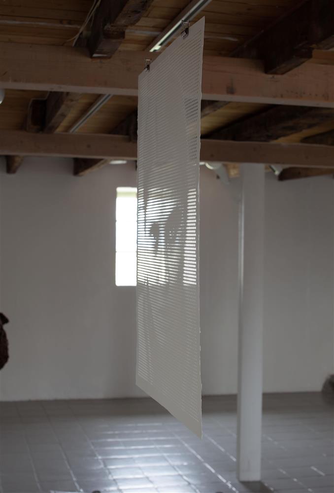 Kunstnar Hanne Friis og kunstnar Anne-Karin Furunes med utstillinga TIL FYRET. Installasjon, maleri, skulptur - Klikk for stort bilete