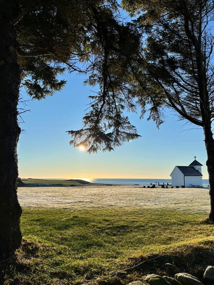 Bilde av lite kapell med sol i bakgrunnen. Foto. - Klikk for stort bilete