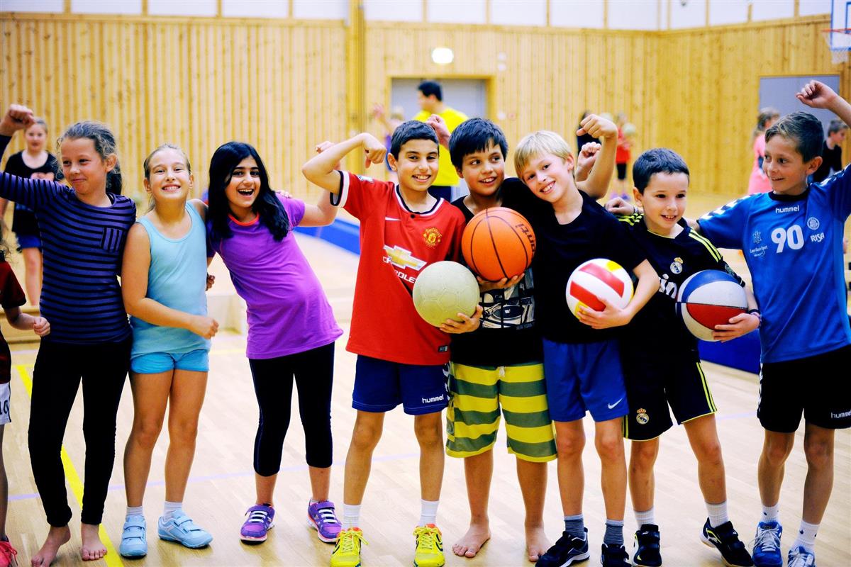 Barn i gymsal - Klikk for stort bilete