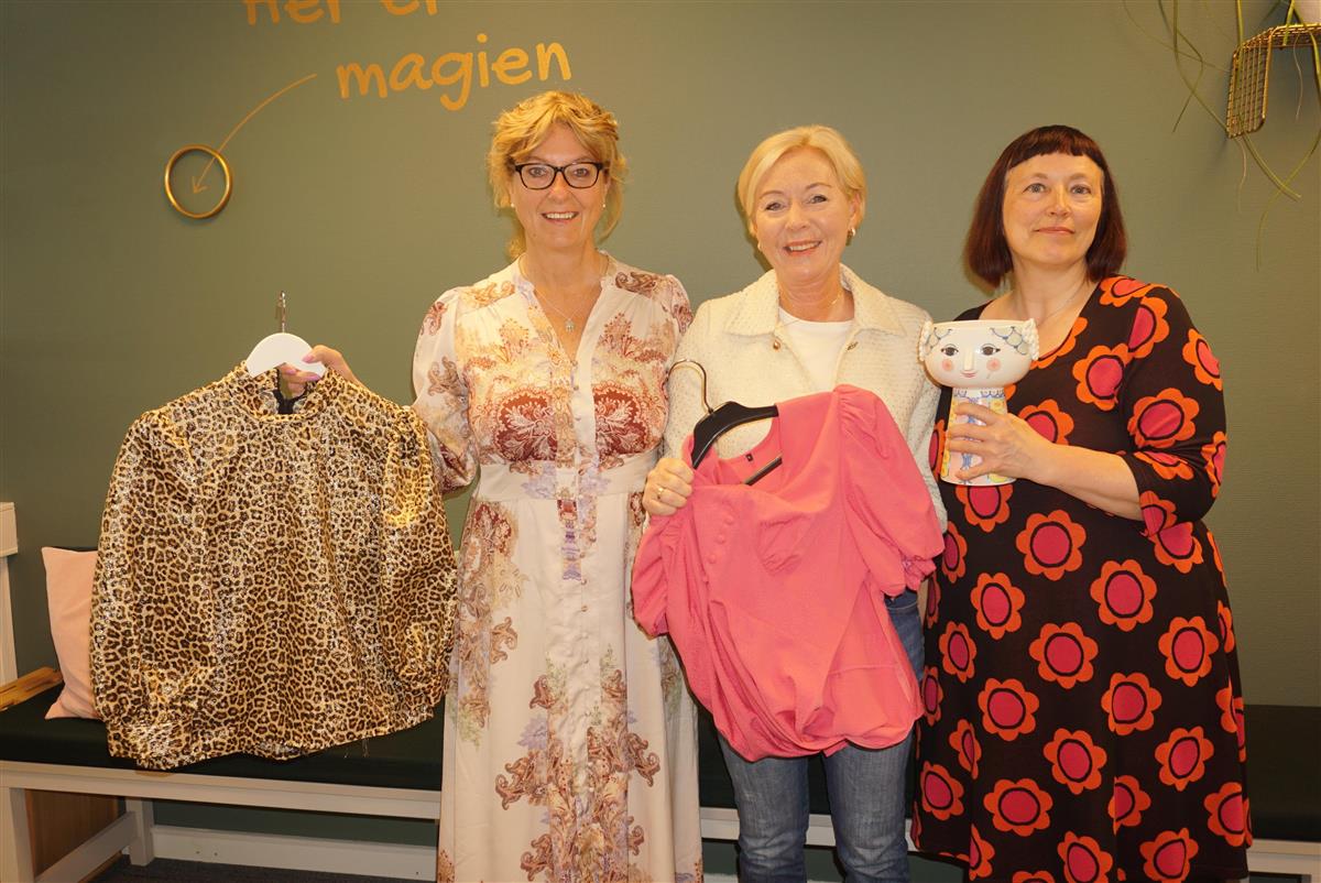 Tre kvinner. Foto - Klikk for stort bilete