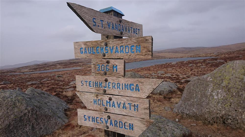 Skilt som viser retninga til ulike turmål. Foto. - Klikk for stort bilete