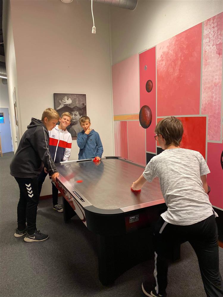 Fire ungdommer rundt airhockey. Foto - Klikk for stort bilete