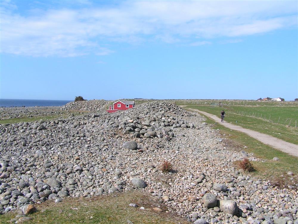 Bilde som viser sti ved rullesteinsstrand. Foto. - Klikk for stort bilete