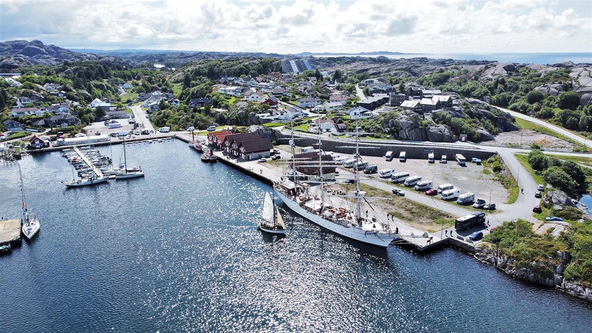 Dronefoto frå bubilparkering i Sirevåg. Foto. - Klikk for stort bilete