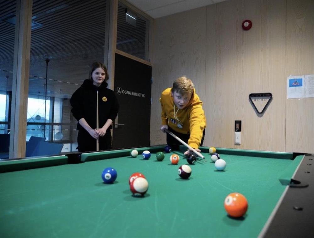 To gutter spiller biljard. Foto - Klikk for stort bilete