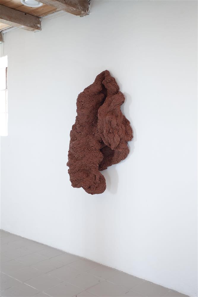 Kunstnar Hanne Friis og kunstnar Anne-Karin Furunes med utstillinga TIL FYRET. Installasjon, maleri, skulptur - Klikk for stort bilete