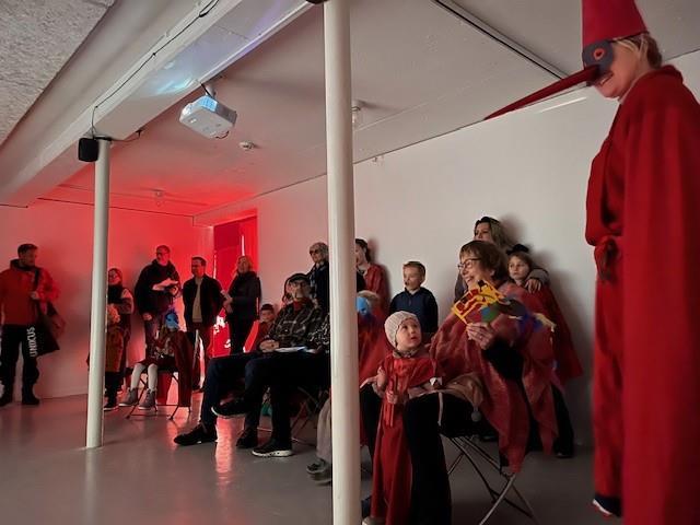 Fra aktivitetsverksted for barn med kunstner Karin Augusta Nogva - Klikk for stort bilete