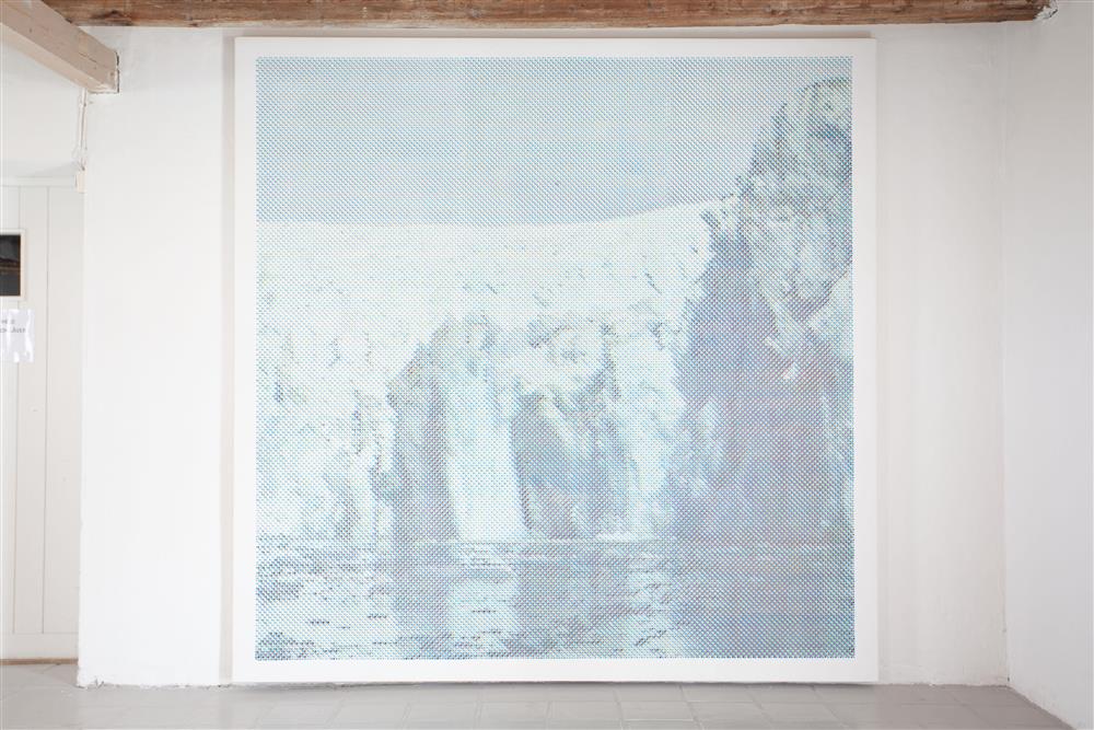 Kunstnar Hanne Friis og kunstnar Anne-Karin Furunes med utstillinga TIL FYRET. Installasjon, maleri, skulptur - Klikk for stort bilete