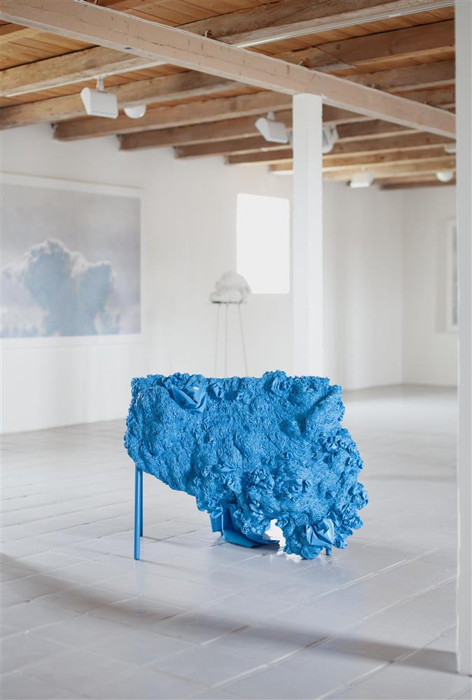 Kunstnar Hanne Friis og kunstnar Anne-Karin Furunes med utstillinga TIL FYRET. Installasjon, maleri, skulptur - Klikk for stort bilete