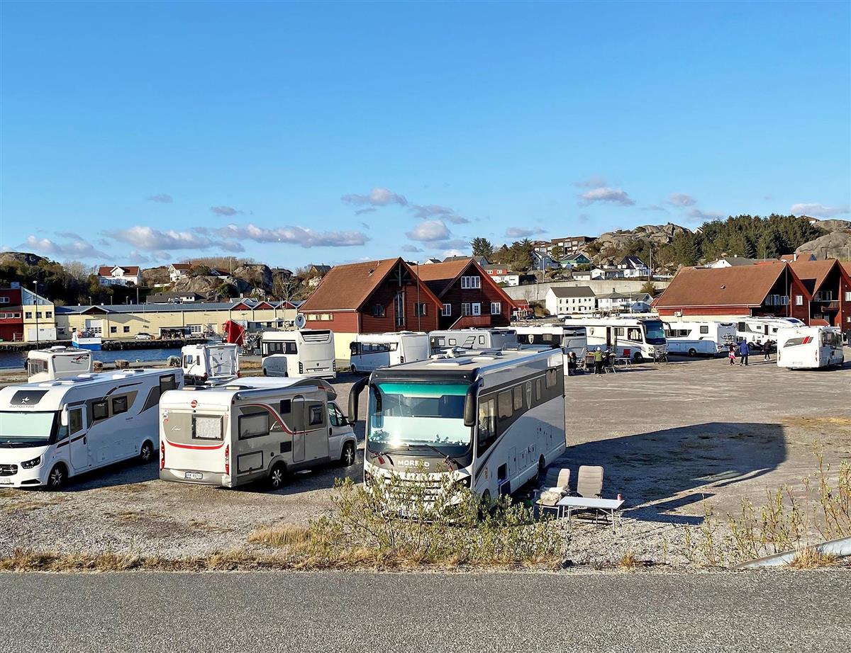 Foto frå bubilparkering i Sirevåg - Klikk for stort bilete