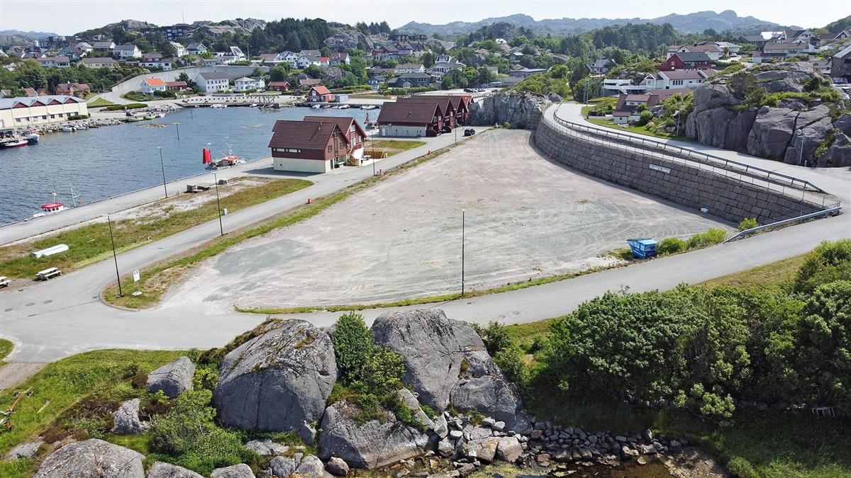 Dronefoto frå bubilparkering i Sirevåg - Klikk for stort bilete