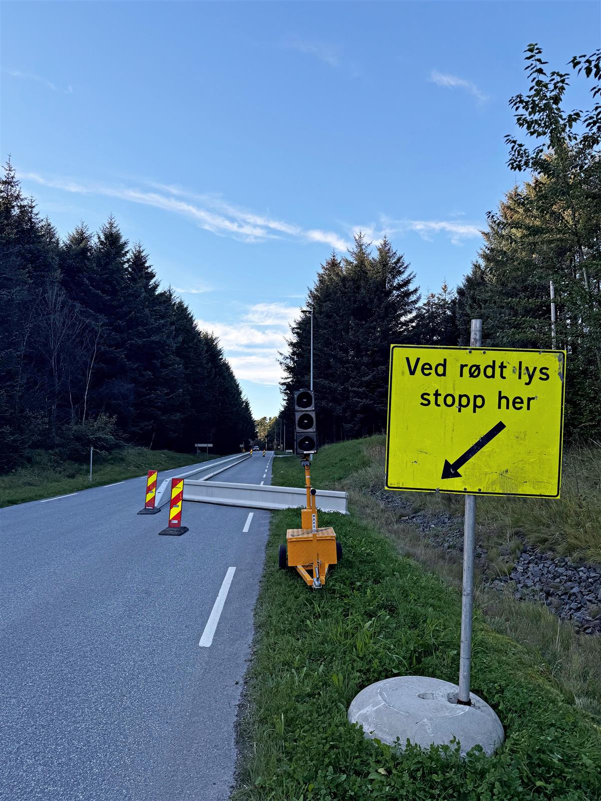 Skilt og lysregulering ved Haugstadskogen - Klikk for stort bilete