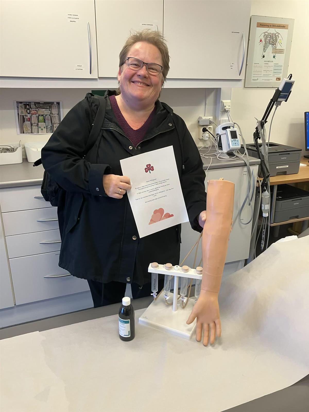 Leiar i Ogna Sanitetsforeining overrekte treningsutstyret til Hå legevakt. - Klikk for stort bilete