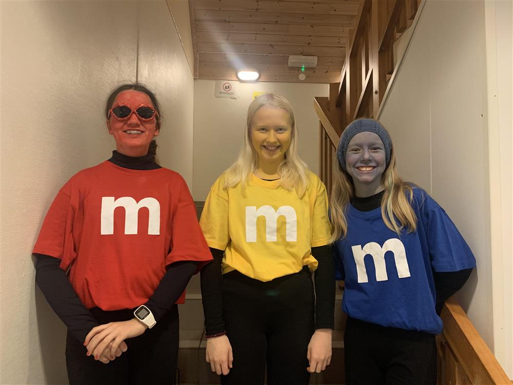 Tre jenter utkledd som sjokoladen M&amp;M. Foto - Klikk for stort bilete