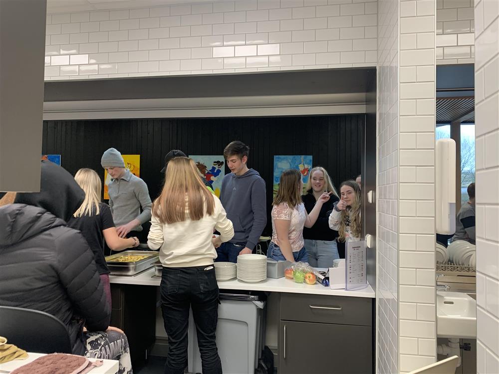Ungdommer i kiosken. Foto - Klikk for stort bilete