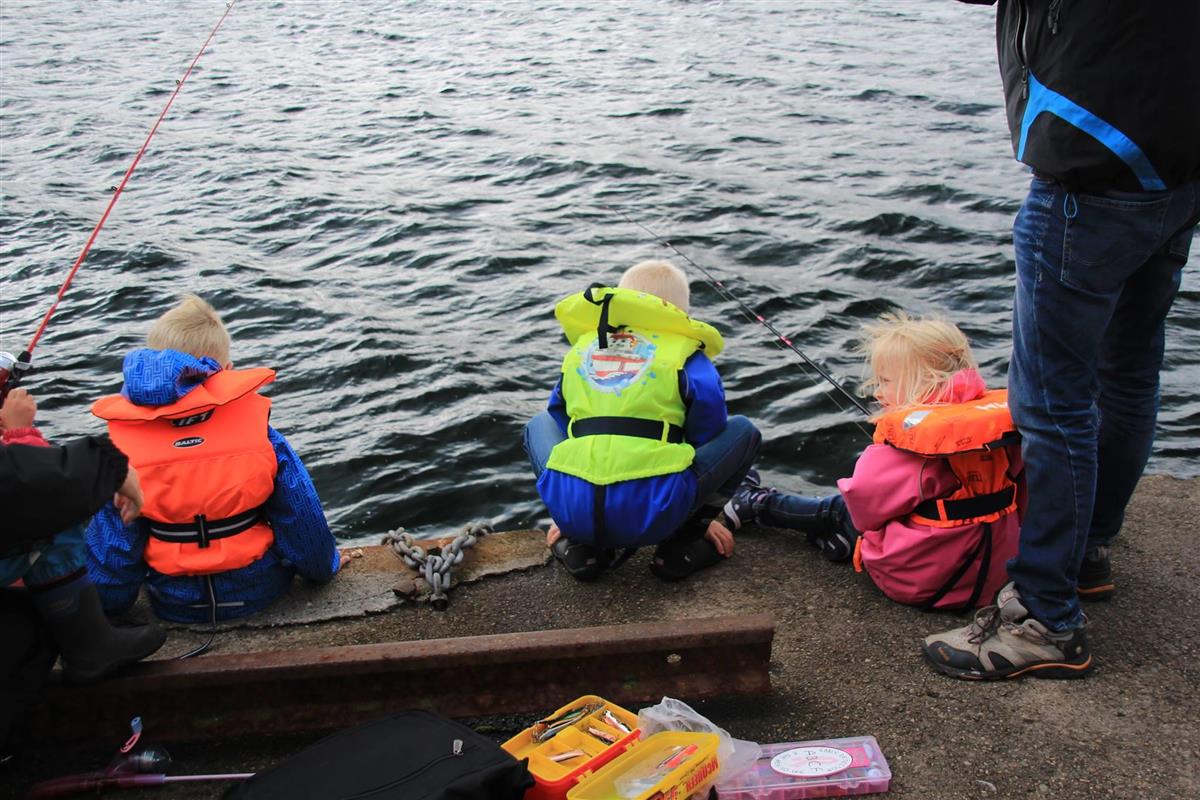 Barn som fisker på kaien i Sirevåg - Klikk for stort bilete