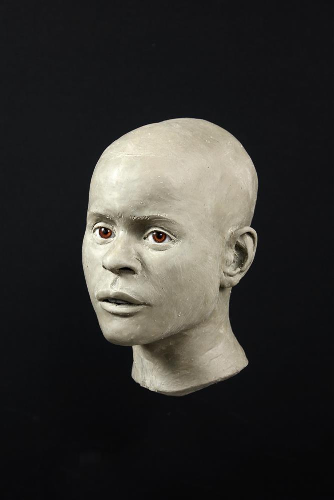 Viser arbeidet med å lage modellen av Vistegutten av modellmaker Oscar Nilsson - Klikk for stort bilete