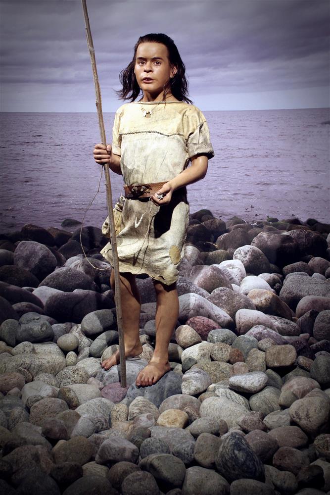 Viser arbeidet med å lage modellen av Vistegutten av modellmaker Oscar Nilsson - Klikk for stort bilete