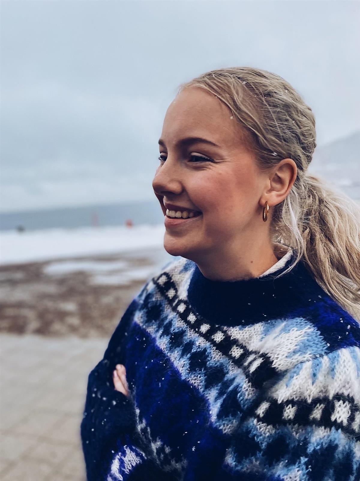 Foto av Emma Noor utendørs - Klikk for stort bilete